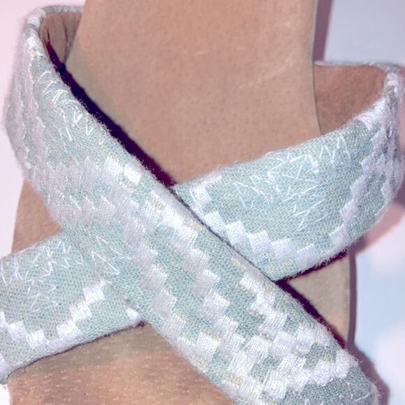 Toms Aztec patterned 3.75” wedges with 1” platform - Picture 2 of 7